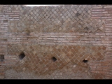 00590 ostia - regio v - insula xii - horrea (v,xii,2) - taberna iii - wanddetail hinten.jpg